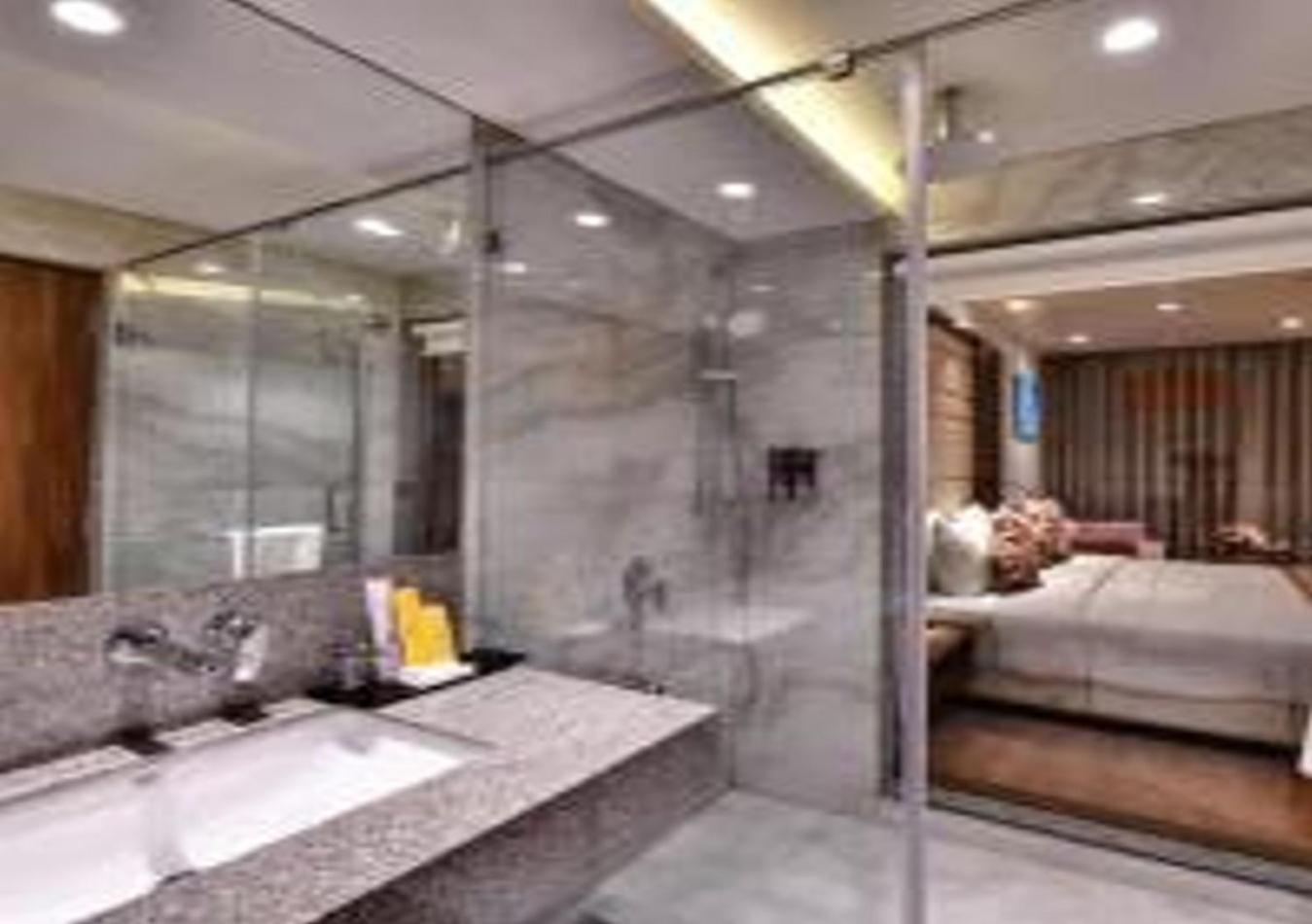 Hotel Luxe Manor Near Delhi Airport นิวเดลี ภายนอก รูปภาพ