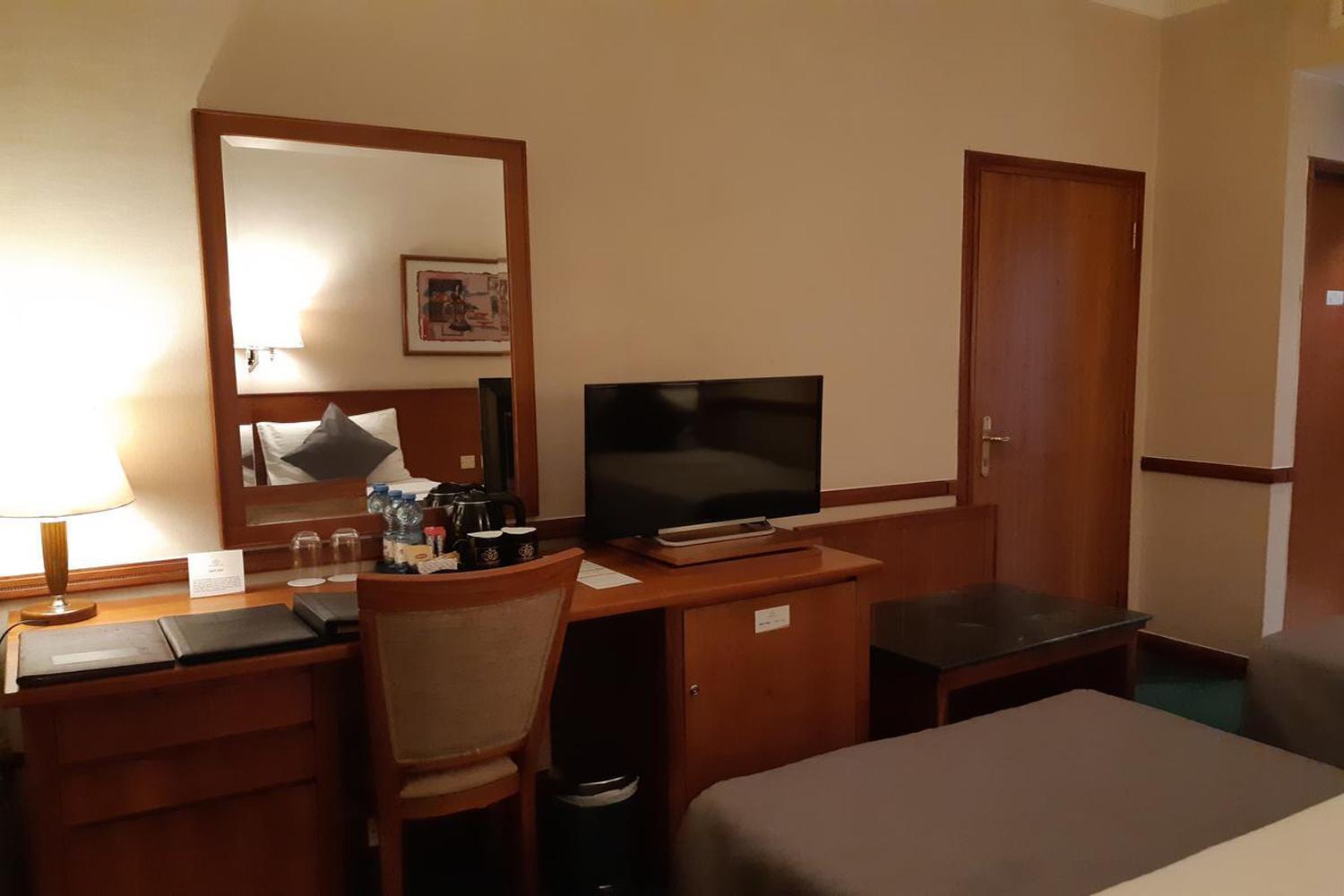 Hotel Luxe Manor Near Delhi Airport นิวเดลี ภายนอก รูปภาพ